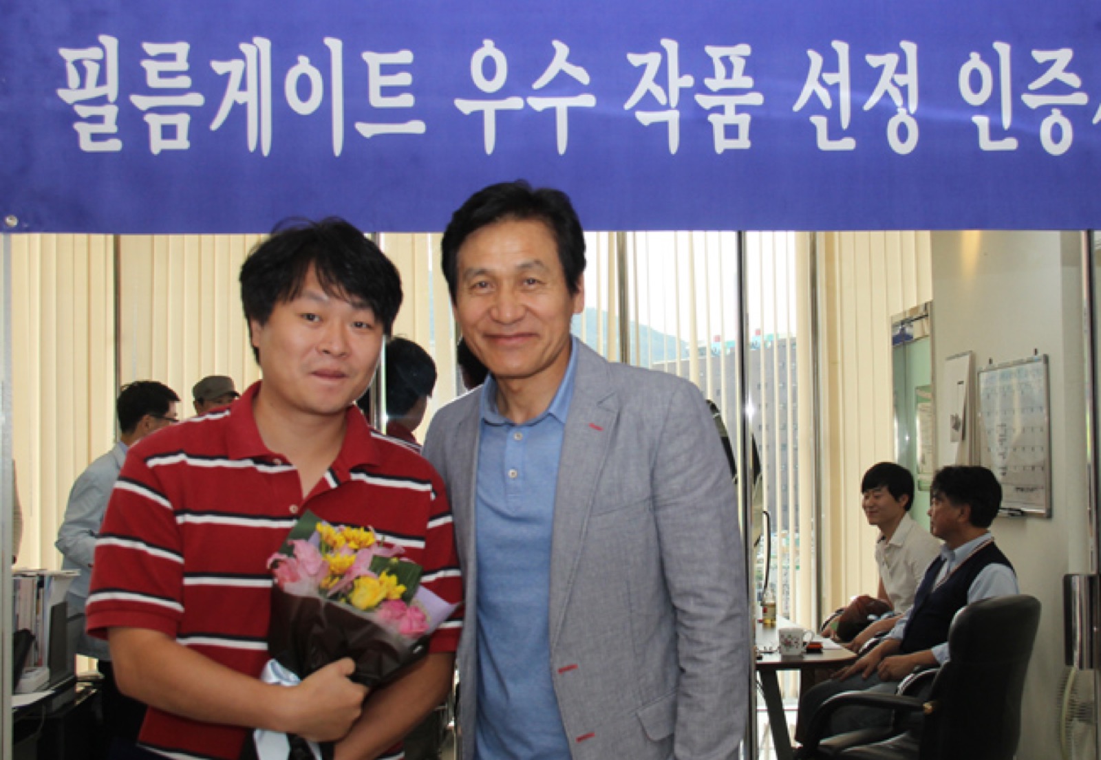 한재빈 감독 . 작품명<이기자들>