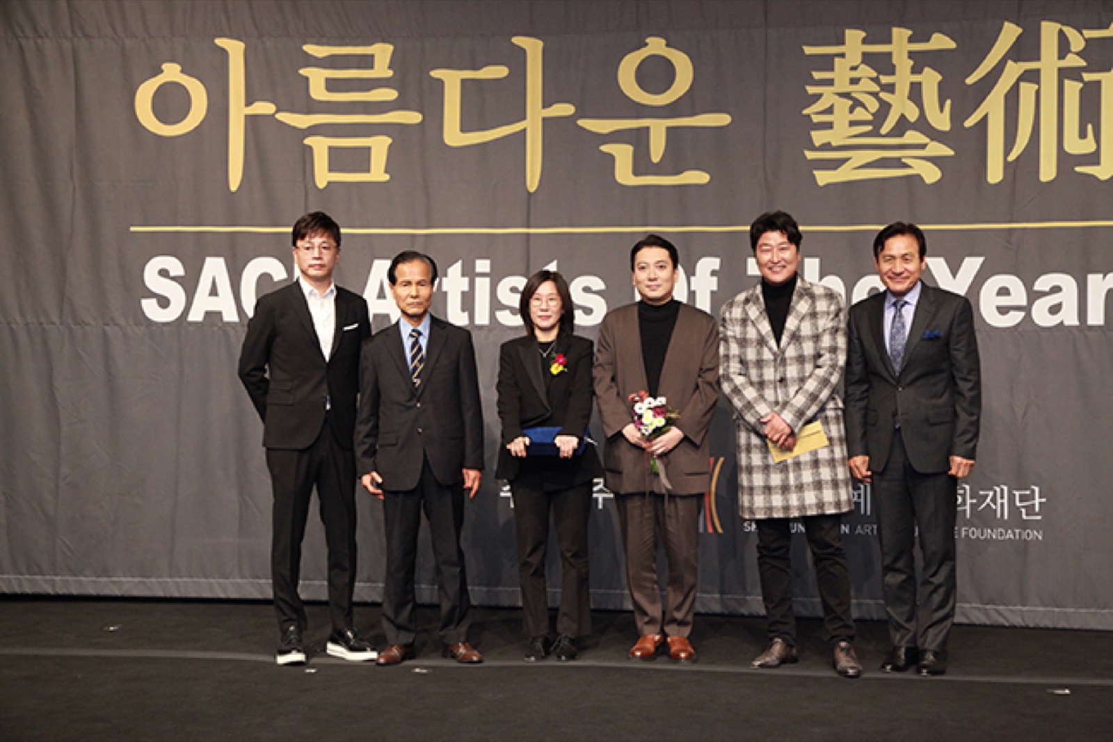 영화예술인 부문 - 감독 봉준호 님을 대신하여 참석한 <기생충> 배우 송강호, 박명훈 님 및 제작자 곽신애 님